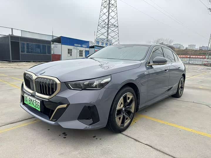 Фото 1 - BMW i5