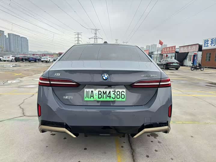 Фото 8 - BMW i5