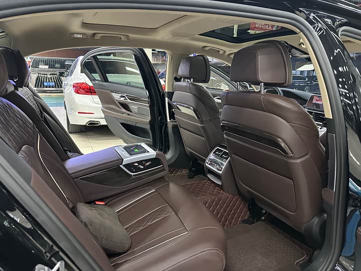 Фото 8 - BMW 7 Series