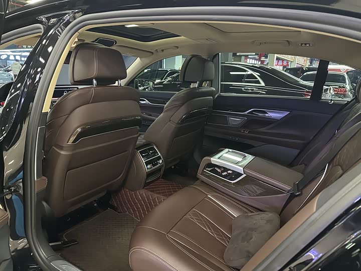 Фото 9 - BMW 7 Series