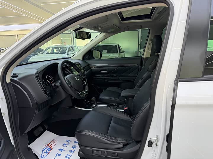 Фото 4 - Mitsubishi Outlander