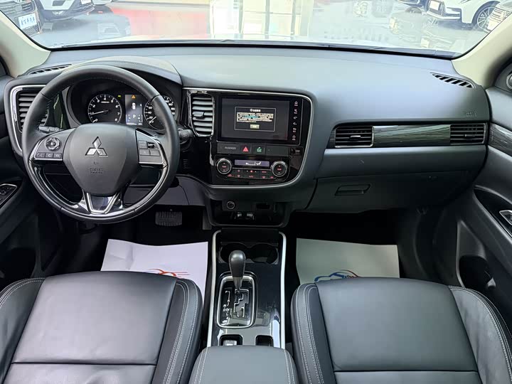 Фото 5 - Mitsubishi Outlander