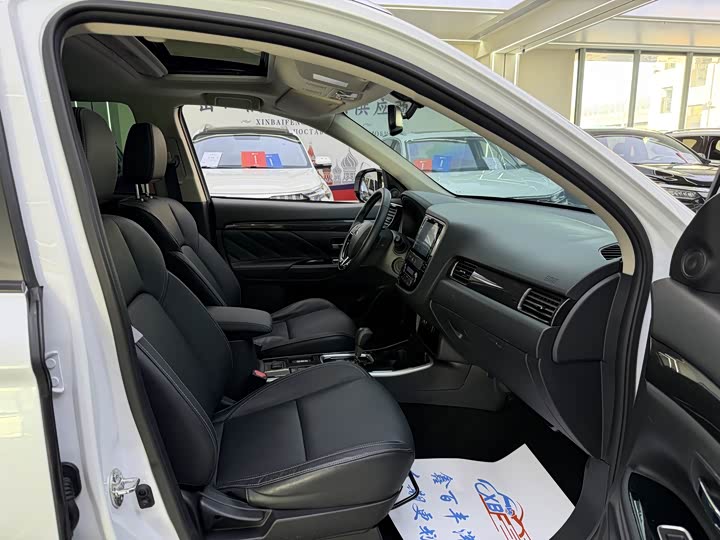 Фото 6 - Mitsubishi Outlander