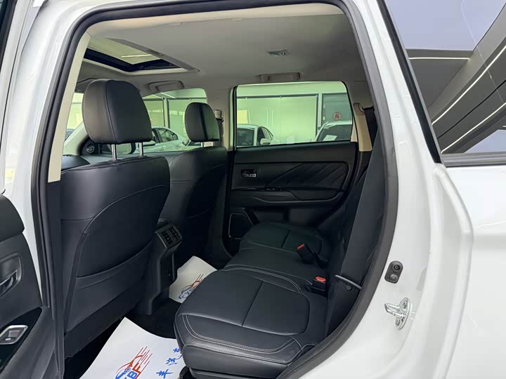 Фото 7 - Mitsubishi Outlander