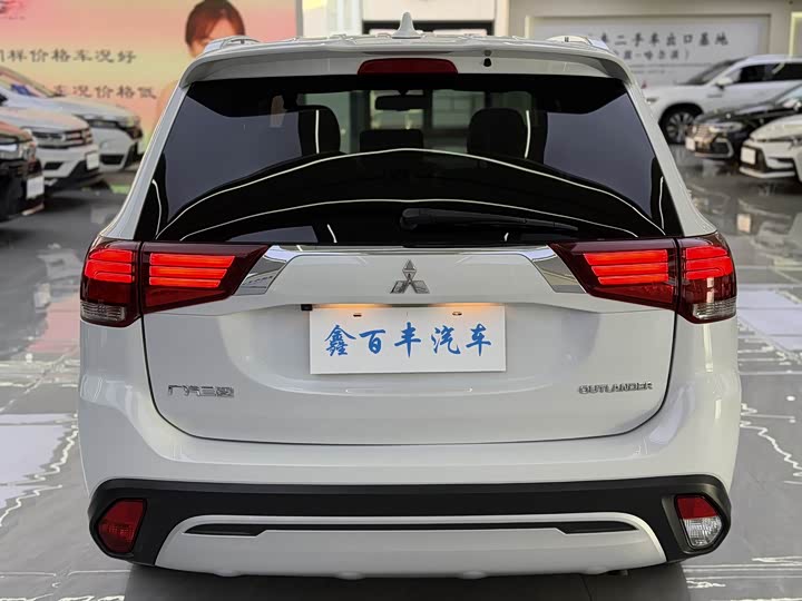 Фото 9 - Mitsubishi Outlander