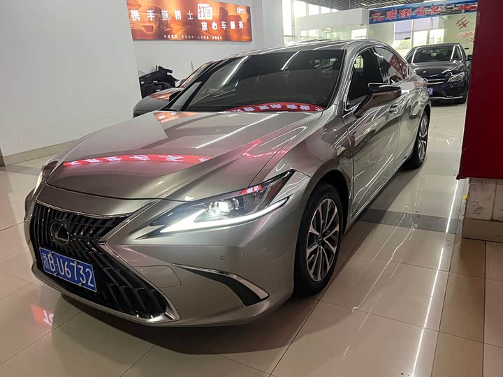 Фото 1 - Lexus ES