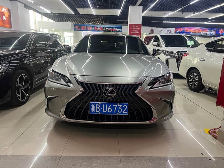 Фото 2 - Lexus ES