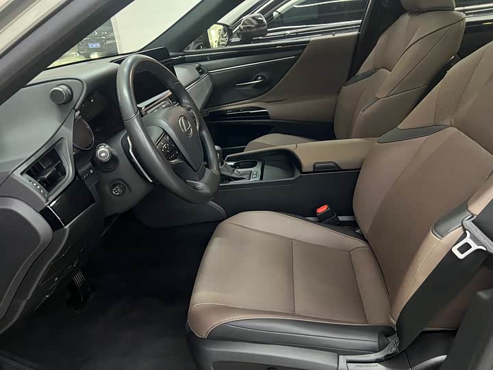 Фото 6 - Lexus ES