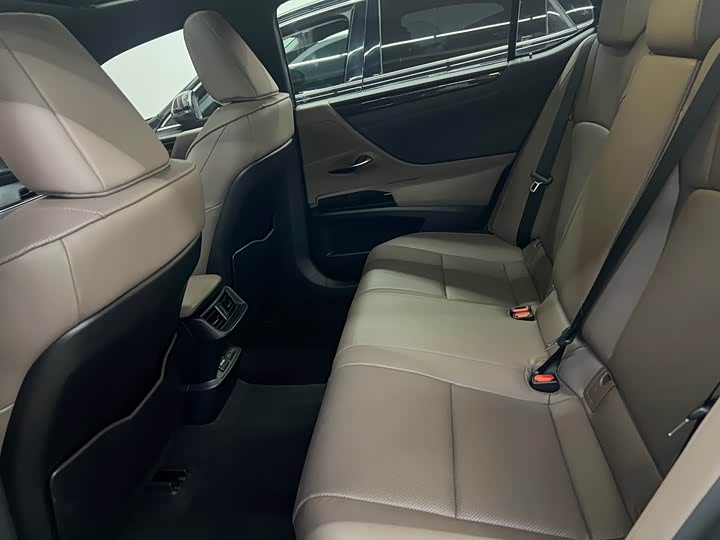 Фото 7 - Lexus ES