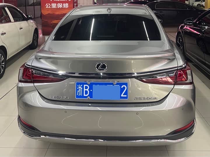 Фото 9 - Lexus ES