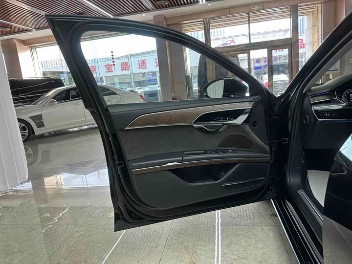 Фото 5 - Audi A8