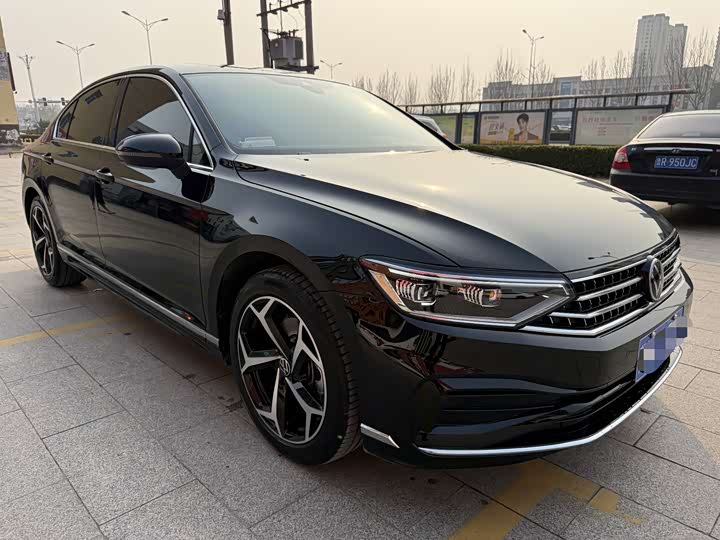 Photo 2 - Volkswagen Magotan