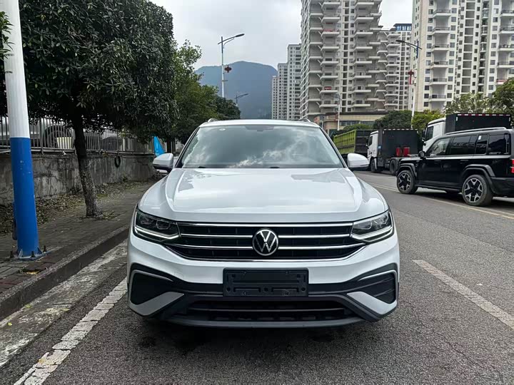 Фото 2 - Volkswagen Tiguan L Pro