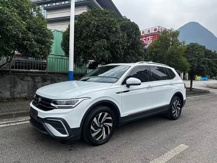 Фото 3 - Volkswagen Tiguan L Pro