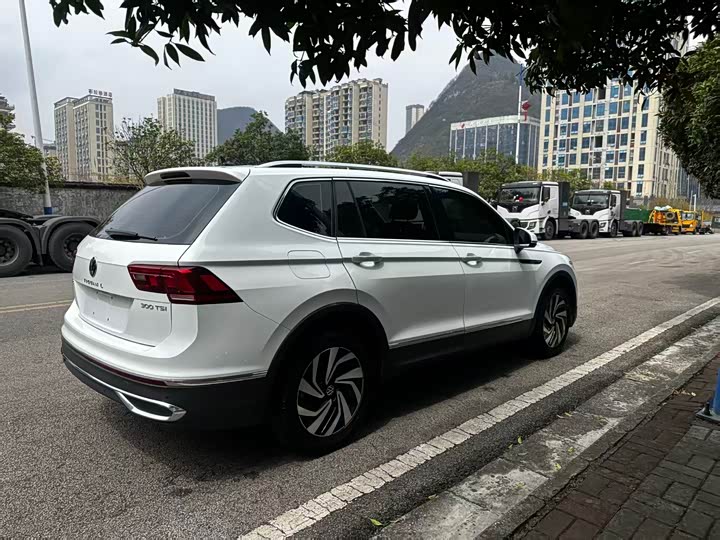 Фото 9 - Volkswagen Tiguan L Pro