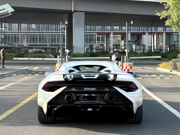 Фото 8 - Lamborghini Huracán