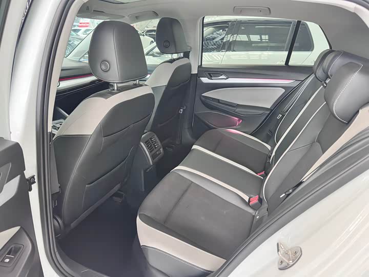 Фото 9 - Volkswagen Golf