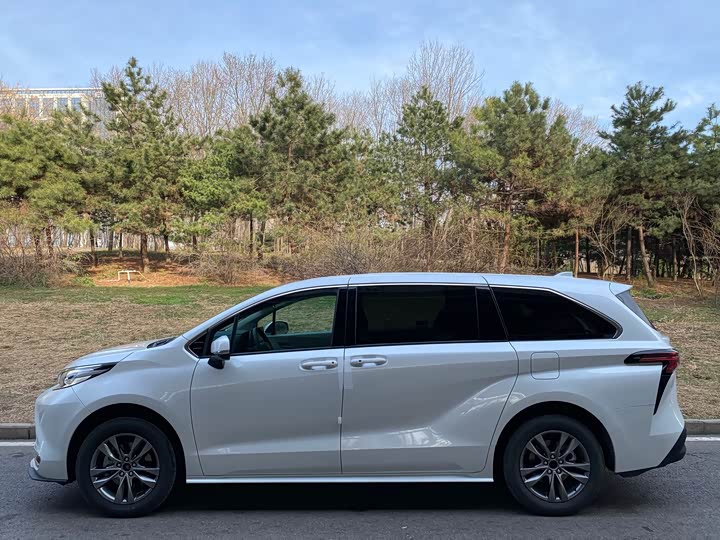 Фото 2 - Toyota Sienna