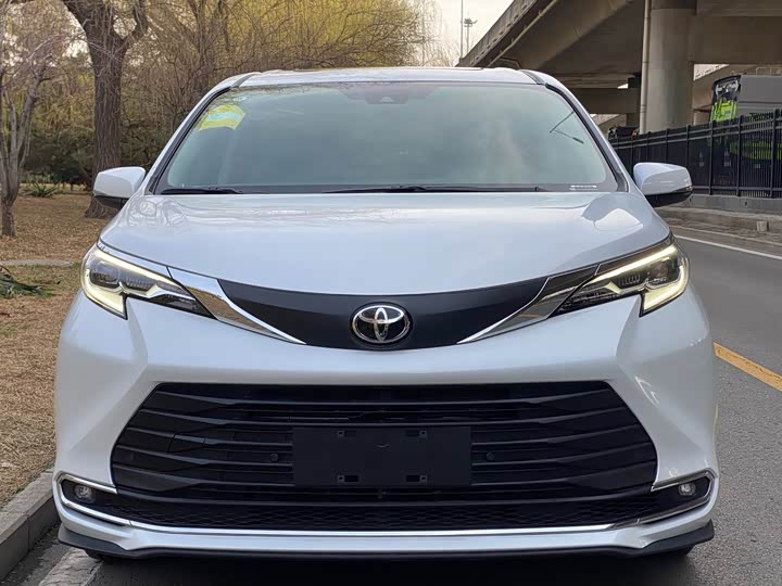 Фото 3 - Toyota Sienna