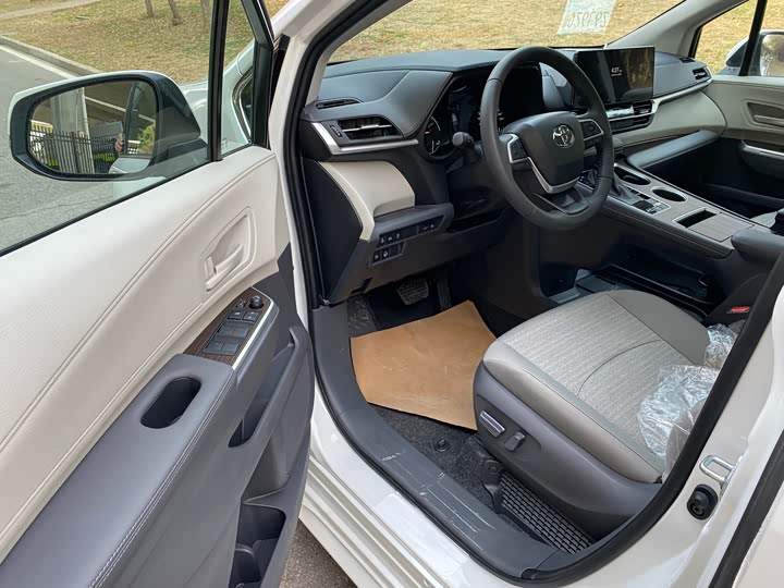 Фото 8 - Toyota Sienna