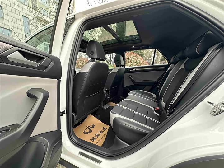 Photo 6 - Volkswagen T-Roc