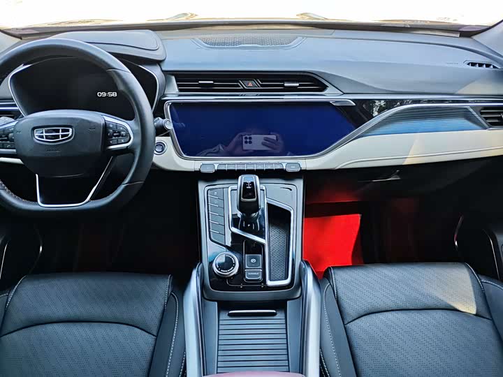 Photo 7 - Geely Atlas