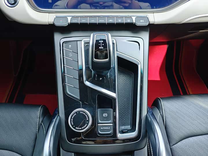 Photo 9 - Geely Atlas