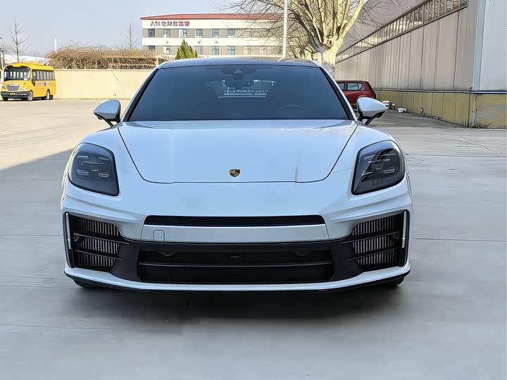 Photo 2 - Porsche Panamera