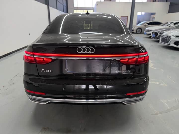 Photo 4 - Audi A8