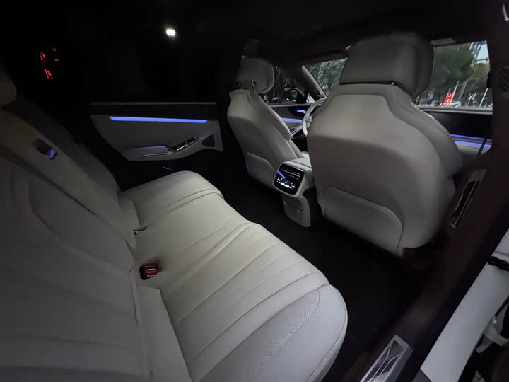 Photo 7 - Denza Z9GT