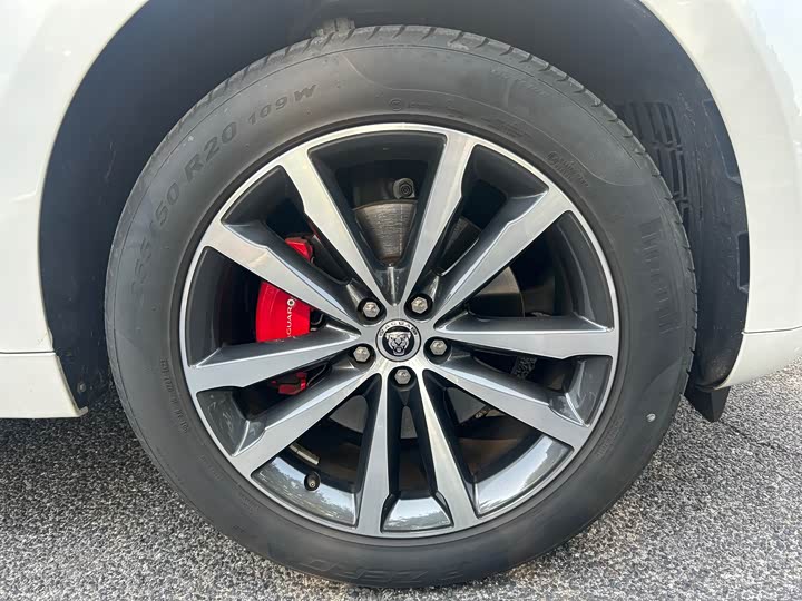 Фото 9 - Jaguar F-Pace