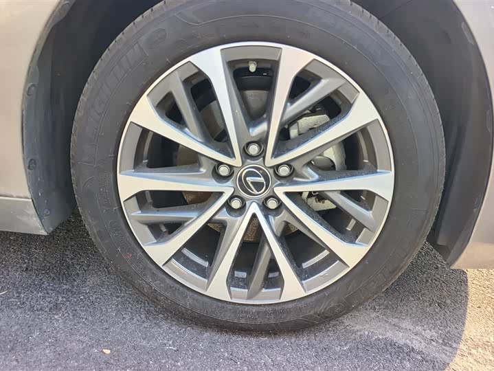 Фото 6 - Lexus ES