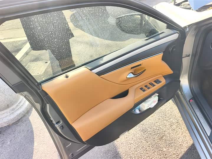 Фото 7 - Lexus ES