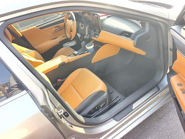 Фото 8 - Lexus ES