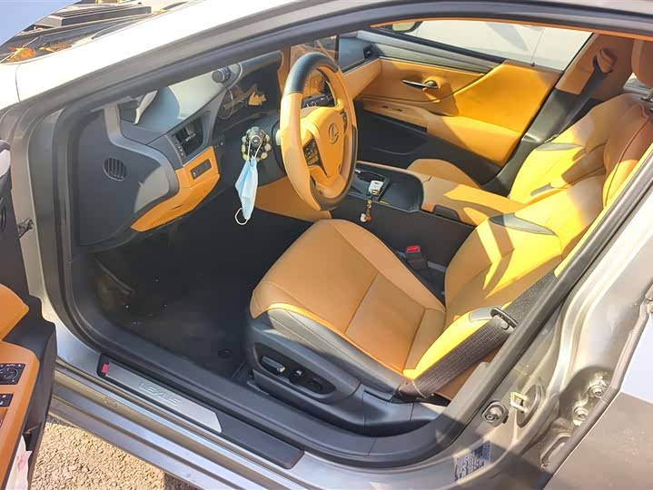 Фото 9 - Lexus ES