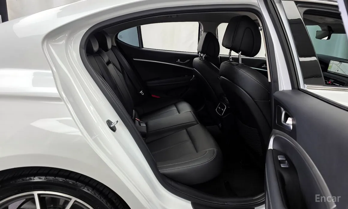 Фото 12 - Genesis G70