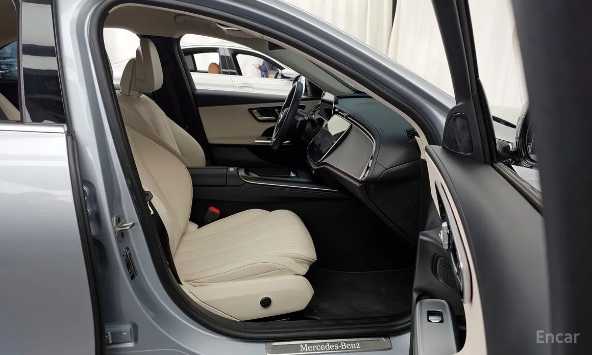 Photo 11 - Mercedes-Benz E-Class