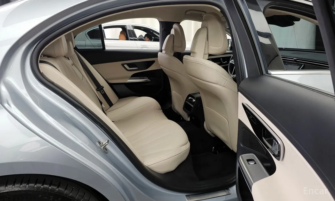 Photo 12 - Mercedes-Benz E-Class