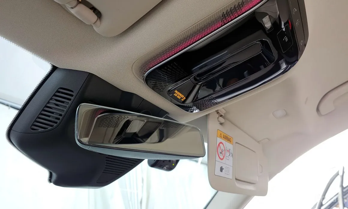 Photo 17 - Mercedes-Benz E-Class