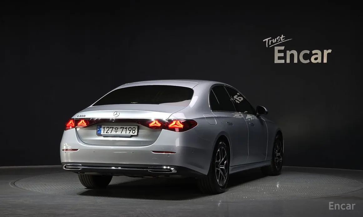 Photo 2 - Mercedes-Benz E-Class