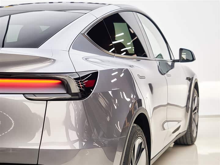 Photo 4 - Tesla Model Y