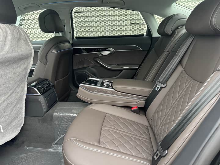 Фото 7 - Audi A8