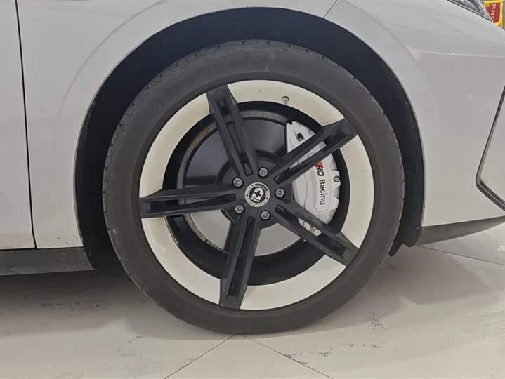 Photo 6 - Geely Galaxy E8