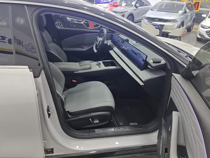 Photo 8 - Geely Galaxy E8