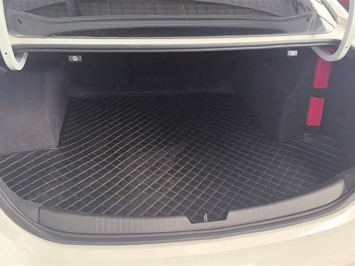 Photo 4 - Chevrolet Malibu XL