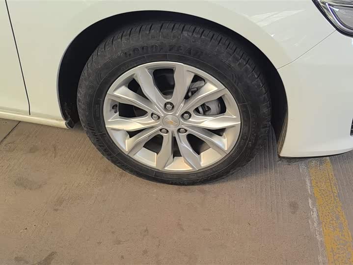 Photo 6 - Chevrolet Malibu XL