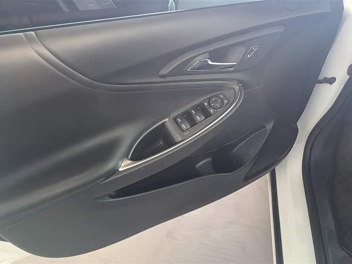 Photo 7 - Chevrolet Malibu XL