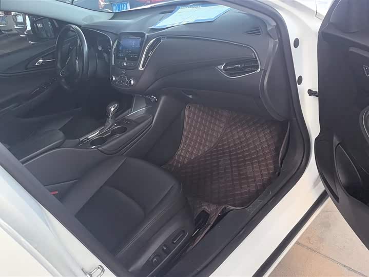 Photo 8 - Chevrolet Malibu XL