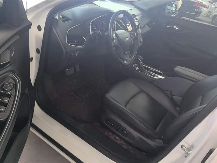 Photo 9 - Chevrolet Malibu XL