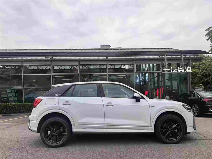 Photo 3 - Audi Q2L